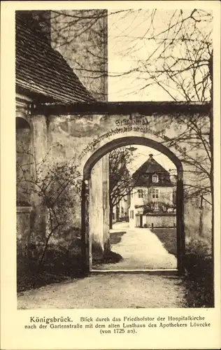 Ak Königsbrück in der Oberlausitz, Blick durch Friedhofstor der Hospitalkirche nach Gartenstrasse