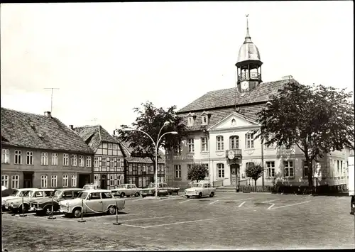 Ak Neustadt Glewe in Mecklenburg, Rathaus, Parkplatz