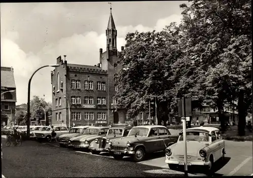 Ak Bitterfeld in Sachsen Anhalt, Markt mit Rathaus, Autos