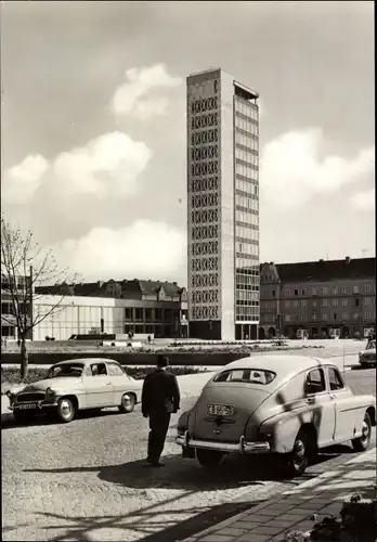 Ak Neubrandenburg in Mecklenburg Vorpommern, Hochhaus, Haus der Kultur und Bildung, Autos