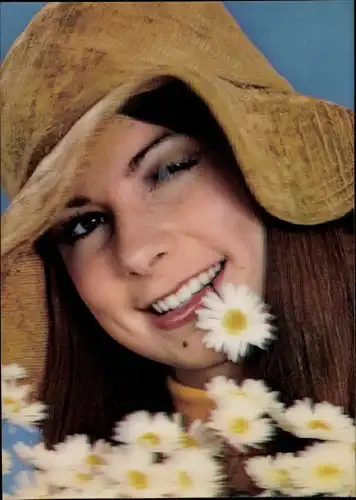 3D Ak Girl with Hat, junge Frau mit Hut, Gänseblümchen