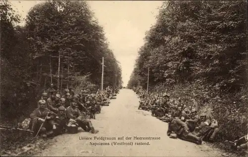 Ak Deutsche Feldgraue auf der Heeresstraße Napoleons rastend