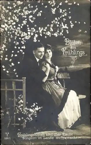 Ak Blüten des Frühlings, Liebespaar unter einem blühenden Baum, Frühlingsblüten sind über Nacht...