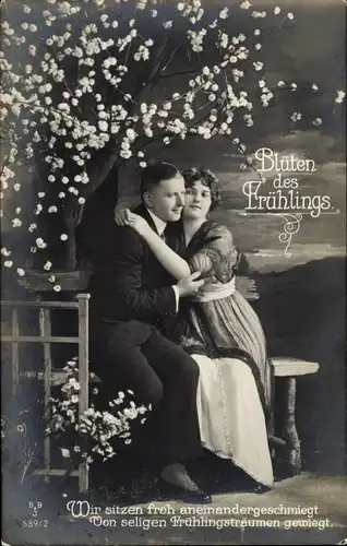 Ak Blüten des Frühlings, Liebespaar unter einem blühenden Baum, Wir sitzen froh...