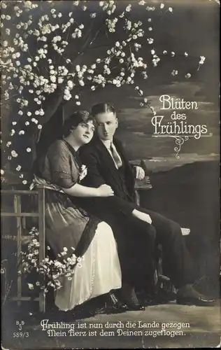 Ak Blüten des Frühlings, Liebespaar unter einem blühenden Baum, Frühling ist nun durch die Lande...