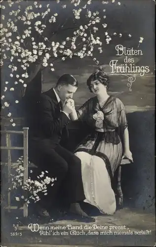 Ak Blüten des Frühlings, Liebespaar unter einem blühenden Baum, Wenn meine Hand die Deine presst..