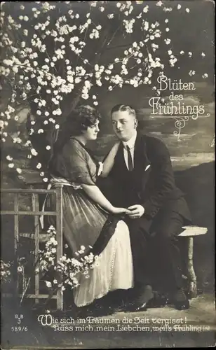 Ak Blüten des Frühlings, Liebespaar unter einem blühenden Baum, Wenn sich im Frühling die Zeit...