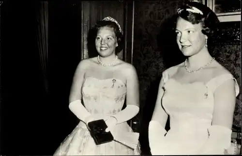Ak Bruxelles Brüssel, Prinzessinnen Beatrix und Irene der Niederlande, Hofball 1958