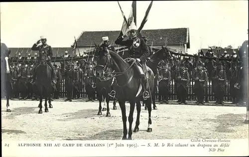 Ak Alphonse XIII au Camp de Chalons, 1er Juin 1905, S.M. le Roi saluant un drapeau au defile