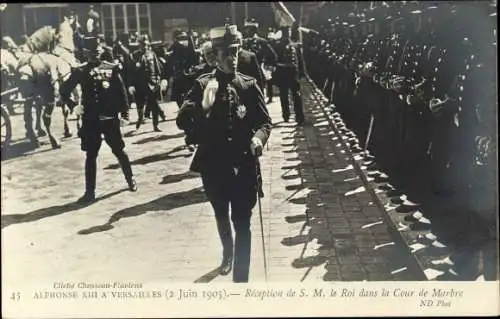 Ak Alphonse XIII a Versailles, 2 Juin 1905, Reception de S.M. le Roi dans la Cour de Marbre