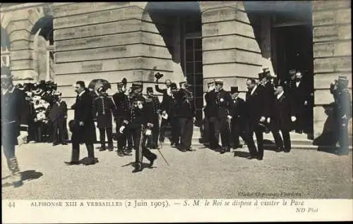 Ak Alphonse XIII a Versailles, 2 Juin 1905, S.M. le Roi se dispose a visiter le Parc