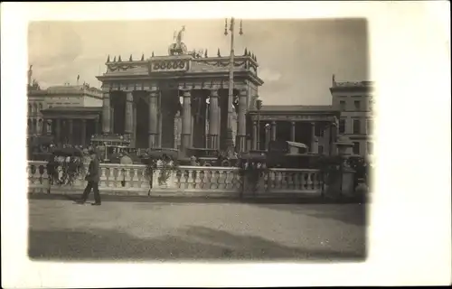 Foto Ak Berlin Mitte, Partie am Brandenburger Tor nach Durchfahrt Hindenburgs 1927