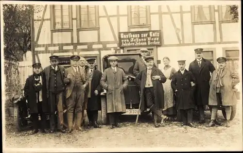 Foto Ak Unbekannter Ort, Männer vor dem Gasthaus zur Katz von Johann Boos