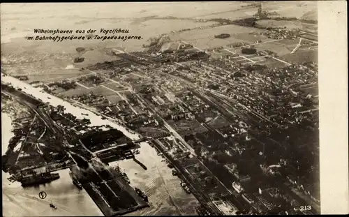 Foto Ak Wilhelmshaven, Fliegeraufnahme, Hafen, Bahnhofsgelände, Torpedokaserne