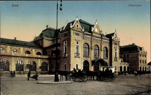 Ak Arad Rumänien, Palyaudvar, Bahnhof, Vorplatz