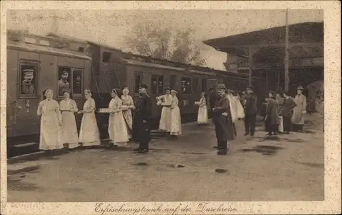 Ak Erfrischungstrunk auf der Durchreise, Soldaten im Zug an die Front, Rotes Kreuz, I. WK