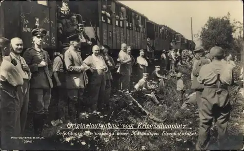 Ak Soldaten im Zug an die Front, Erholungspause während einer 36stündigen Eisenbahnfahrt