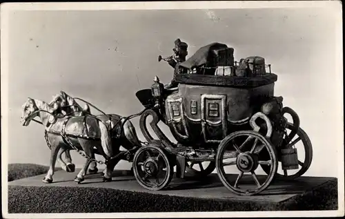 Ak Sonneberg in Thüringen, Spielzeugmuseum, Postkutsche, Sonneberger Bossiererarbeit von 1865