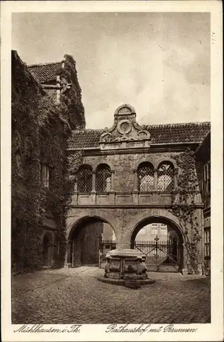 Ak Mühlhausen in Thüringen, Rathaushof mit Brunnen, Torbögen