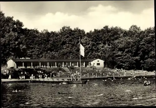 Ak Limbach Oberfrohna in Sachsen, Knaumühlenbad, Freibad, Badegäste, Liegewiese