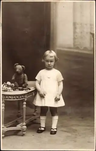 Foto Ak Kleines Mädchen und Teddy, Portrait