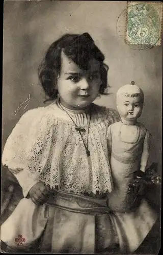 Ak Mädchen mit Puppe, Portrait