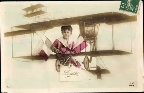 Ak Amitie, Junge in einem Flugzeug, Doppeldecker, Fotomontage