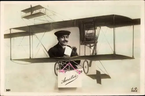 Ak Amitie, Mann in einem Flugzeug, Doppeldecker, Fotomontage