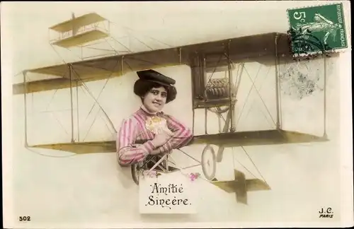 Ak Amitie, Frau in einem Flugzeug, Doppeldecker, Fotomontage