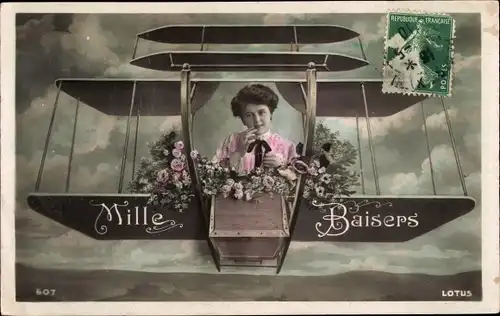 Ak Mille Baisers, Frau in einem Flugzeug, Fotomontage, Doppeldecker