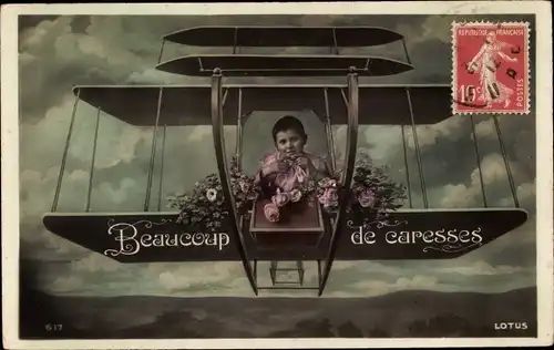 Ak Beaucoup de caresses, Junge in einem Flugzeug, Fotomontage, Doppeldecker
