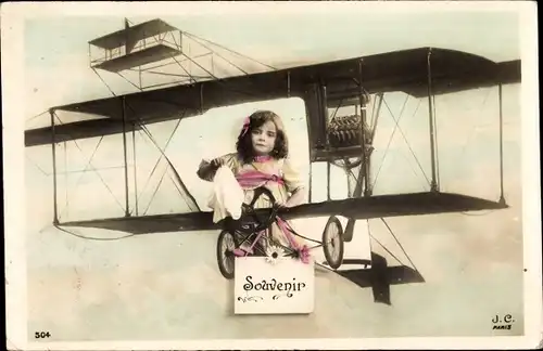 Ak Souvenir, Mädchen in einem Flugzeug, Fotomontage, Doppeldecker