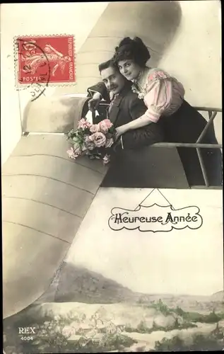 Ak Glückwunsch Neujahr, Liebespaar im Flugzeug, Blumenstrauß