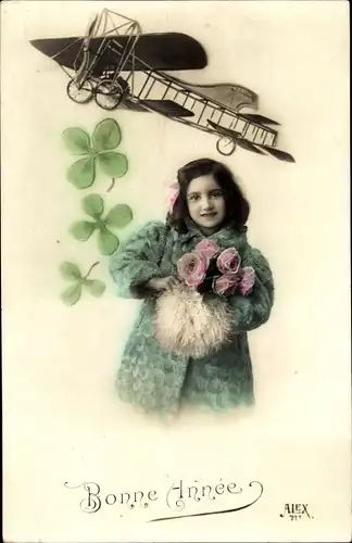 Ak Glückwunsch Neujahr, Mädchen mit Rosen, Kleeblätter, Flugzeug