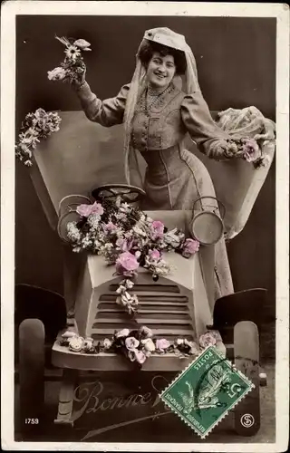 Ak Frua in einem Automobil, Blumen