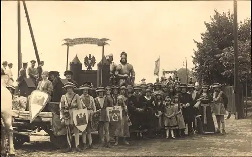 Foto Ak Treuenbrietzen in Brandenburg, Festumzug, Personen in Kostümen, Umzugswagen