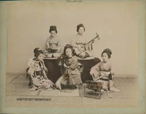 Foto Japanische Sängerinnen, traditionelle Instrumente Samisen, Taiko, Tsudzumi, Fuye, Kimono