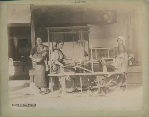Foto Japanische Weberinnen bei der Arbeit, Stillende Frau