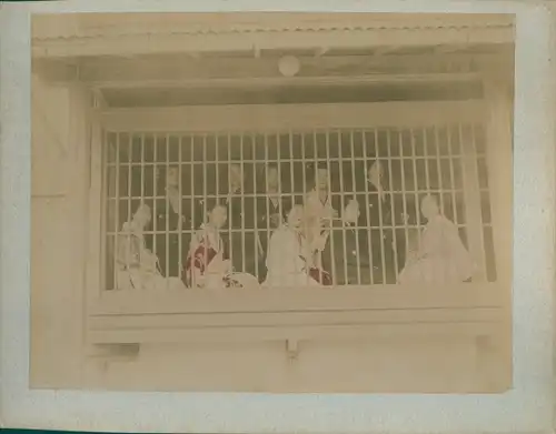 Foto Japanische Frauen im Kimono an einem Gitterfenster, Gruppenbild, koloriert