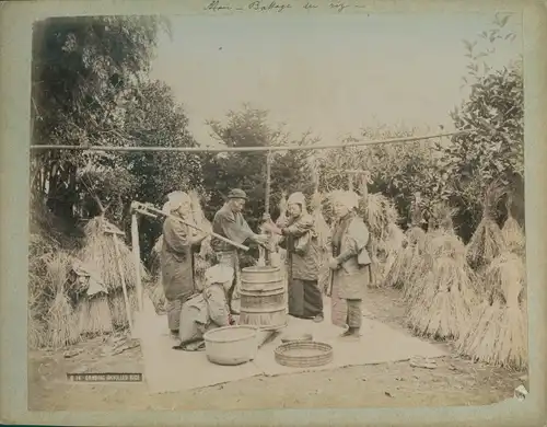 Foto Japanische Bauern beim Reisstampfen, Dreschen