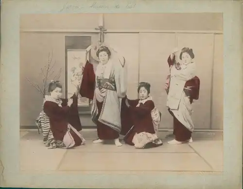 Foto Japanische Frauen im Kimono posieren in einem Teehaus, koloriert