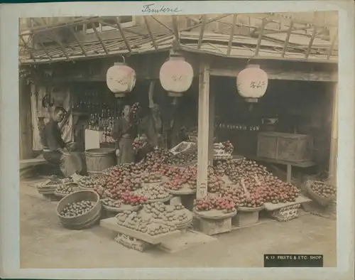 Foto Japanische Obsthändler in ihrem Laden, Portrait, koloriert