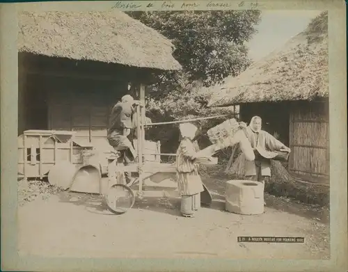 Foto Japanische Bauern mit Reisstampfe