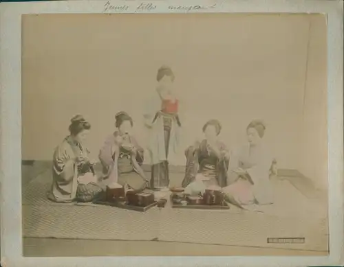 Foto Japanische Frauen im Kimono beim Essen, koloriert