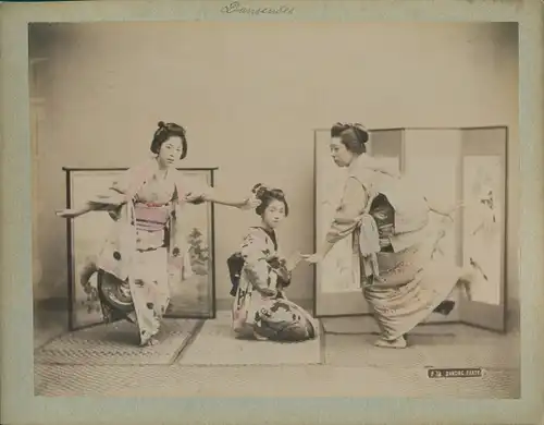 Foto Japanische Frauen im Kimono tanzen, Paravent, koloriert