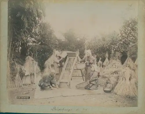 Foto Japanische Bauern beim Reissieben