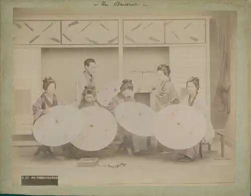 Foto Japanische Frauen im Kimono sticken Schirme, Geschäftsführer, Atelier