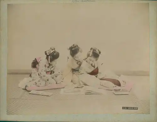 Foto Japanische Frauen im Kimono bei der Lektüre eines Buches, koloriert