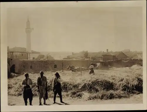 Foto Mazedonien, Dorfbewohner beim Roggen dreschen, 1917