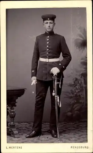 Carte de Visite Deutscher Soldat in Uniform, L. Mertens Rendsburg